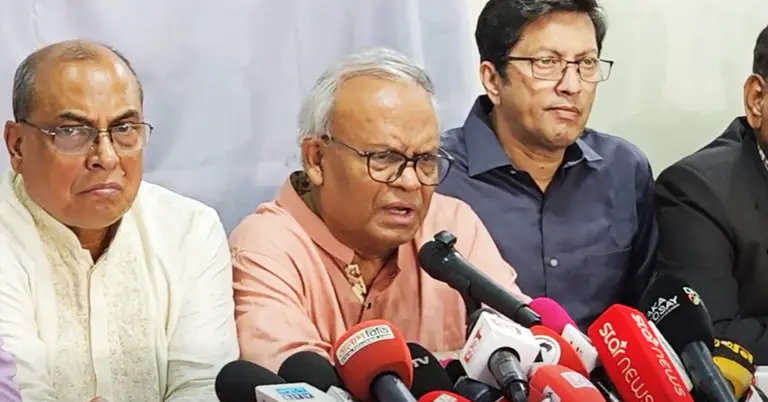 নয়াপল্টনে জরুরি সংবাদ সম্মেলনে বক্তব্য রাখছেন রিজভী